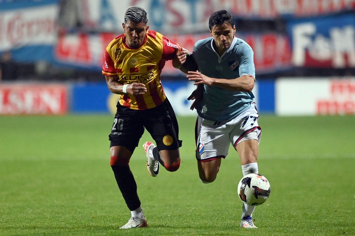 Mario García, de Progreso, y Nicolás Rodríguez, de Nacional, el 29 de setiembre, en el estadio Alfredo Víctor Viera. · Foto: Alessandro Maradei