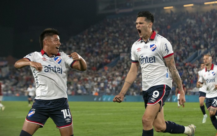 Leandro Lozano y Ruben Bentancourt, de Nacional, tras el tercer gol a Miramar Misiones, el 17 de octubre, en el Gran Parque Central. · Foto: Rodrigo Viera Amaral