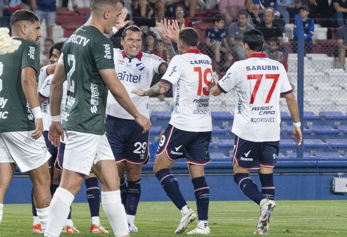 Federico Santander tras el tercer gol de Nacional a Plaza Colonia, el 29 de octubre, en el Gran Parque Central. · Foto: Rodrigo Viera Amaral