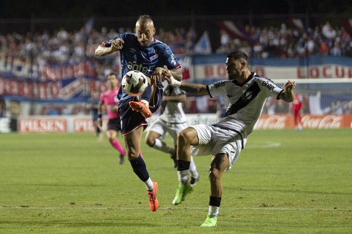 Nicolás López, de Nacional, y Emiliano Ancheta, de Danubio, el 27 de noviembre, en el Parque Viera. · Foto: Rodrigo Viera Amaral