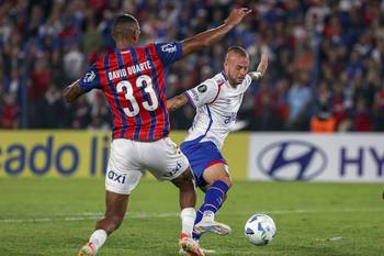 David Duarte, de Bahía, y Nicolás López, de Nacional, el 9 de abril, en el Gran Parque Central. · Foto: Rodrigo Viera Amaral