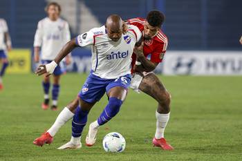 Diego Herazo, de Nacional, y José Carlos Ferreira, de Internacional, el 15 de mayo, en el Gran Parque Central. · Foto: Rodrigo Viera Amaral