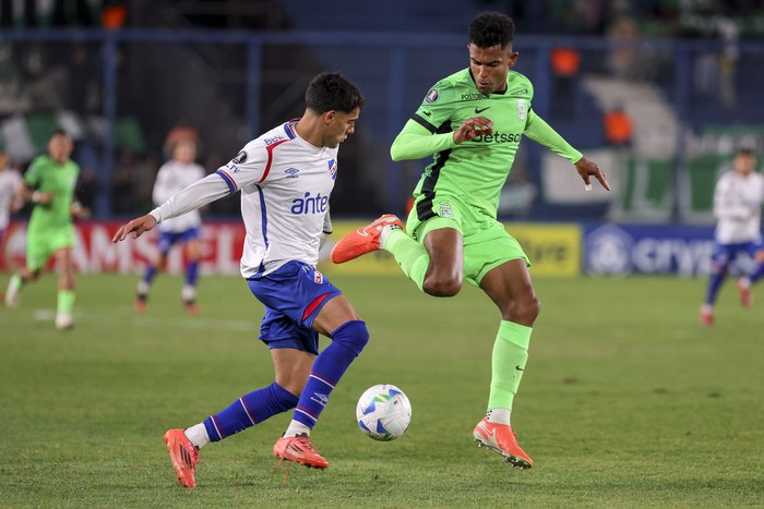 Lucas Villalba, de Nacional, y William Tesillo, de Atlético Nacional, el 28 de mayo, en el Gran Parque Central. · Foto: Rodrigo Viera Amaral