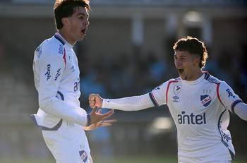 Gonzalo Petit y Exequiel Mereles, de Nacional, el 1º de junio, en el parque Alfredo Víctor Viera. · Foto: Alessandro Maradei