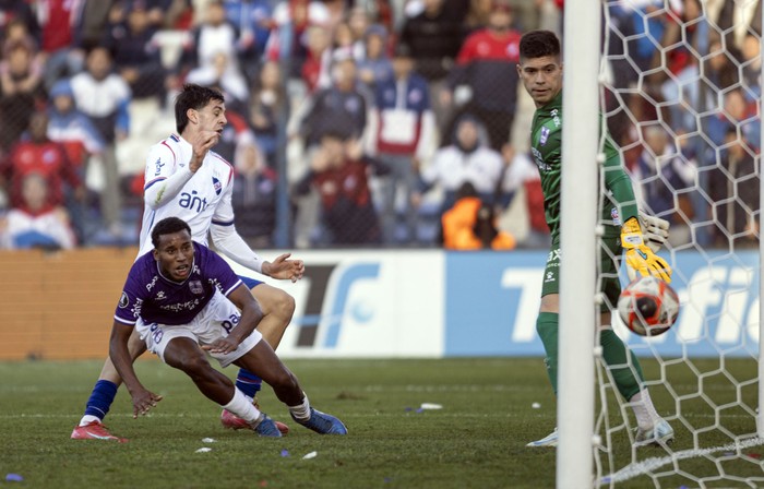 Gonzalo Petit, de Nacional, convierte el segundo gol a Defensor, el 18 de mayo, en el Gran Parque Central. · Foto: Ernesto Ryan