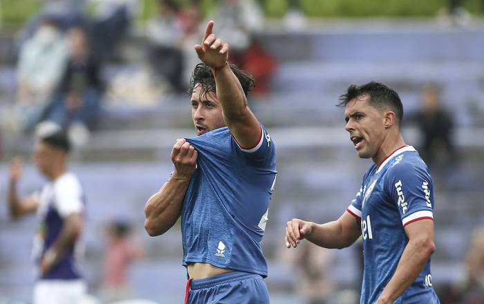 Armando Méndez y Diego Rodríguez, tras el segundo gol de Nacional a Fénix, ayer, en el parque Capurro. · Foto: .