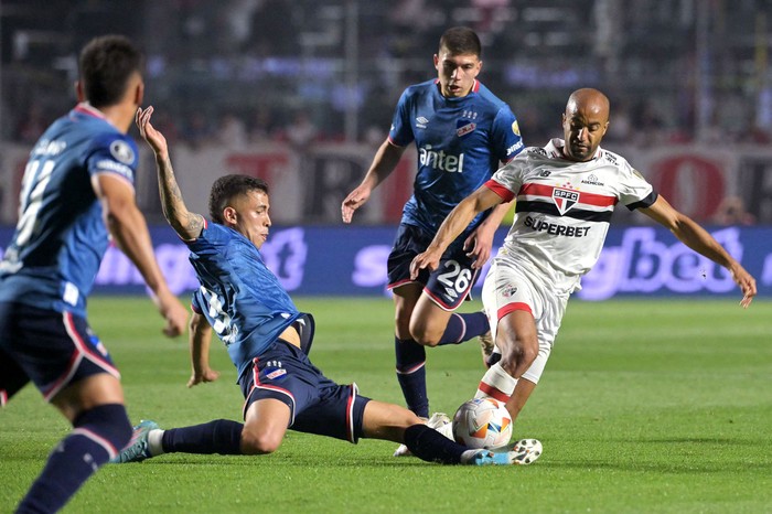 Christian Oliva, de Nacional, y Lucas Moura, de San Pablo, el 22 de agosto, en el estadio Morumbí. · Foto: Nelson Almeida, AFP