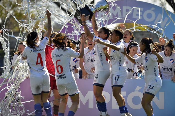 Las jugadoras de Nacional tras ganar la final del torneo Intermedio, en el Parque Palermo (27.08.2023). · Foto: Alessandro Maradei