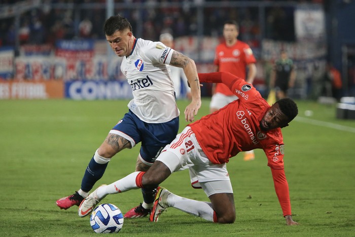 Juan Ignacio Ramírez, de Nacional e Igor Gomes, de Internacional, el 7 de junio de 2023 en el estadio Gran Parque Central. · Foto: Camilo dos Santos