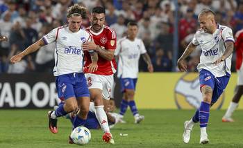 Luciano Boggio, de Nacional, y Bruno Corsini, de Internacional, el 15 de mayo, en el Gran Parque Central. · Foto: Rodrigo Viera Amaral