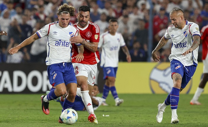 Luciano Boggio, de Nacional, y Bruno Corsini, de Internacional, el 15 de mayo, en el Gran Parque Central. · Foto: Rodrigo Viera Amaral Luciano Boggio, de Nacional, y Bruno Corsini, de Internacional, el 15 de mayo, en el Gran Parque Central. · Foto: Rodrigo Viera Amaral