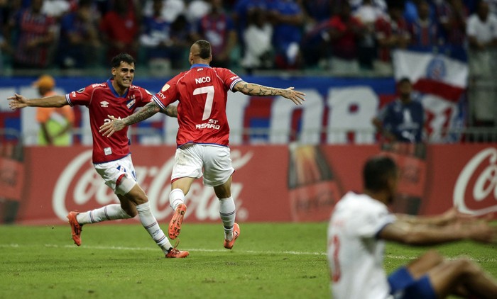 Nicolás López y Lucas Villalba tras el segundo gol de Nacional a Bahía, el 7 de mayo, en el estadio Arena Fonte Nova en Salvador de Bahía, Brasil. · Foto: Arisson Marinho, AFP