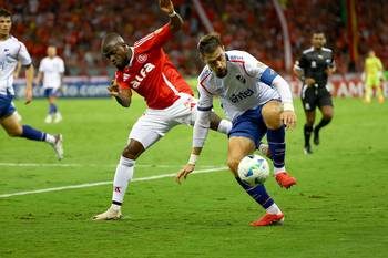 Sebastián Coates (d), de Nacional, y Enner Valencia, de Internacional, el 22 de abril, en el estadio Beira Rio, en Porto Alegre, Brasil. · Foto: Silvio Ávila / AFP