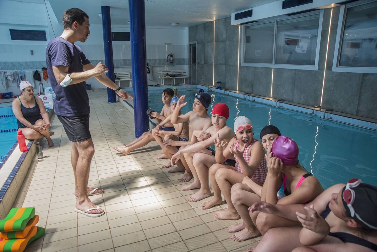 La historia del proyecto SoMo Deporte, natación para personas hipoacúsicas  | la diaria | Uruguay