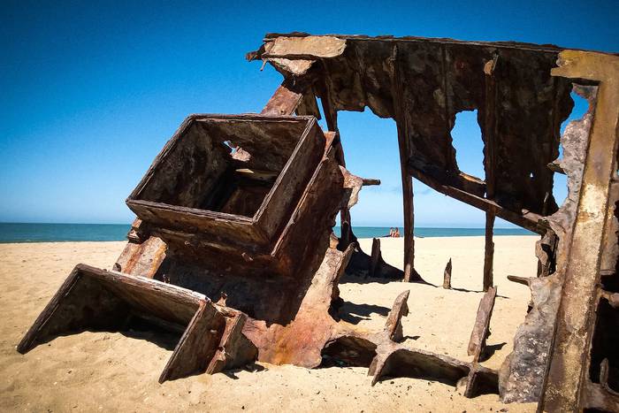 Restos de un naufragio en la playa de La Pedrera, Rocha (archivo, febrero de 2016). · Foto: Javier Calvelo, adhocFOTOS