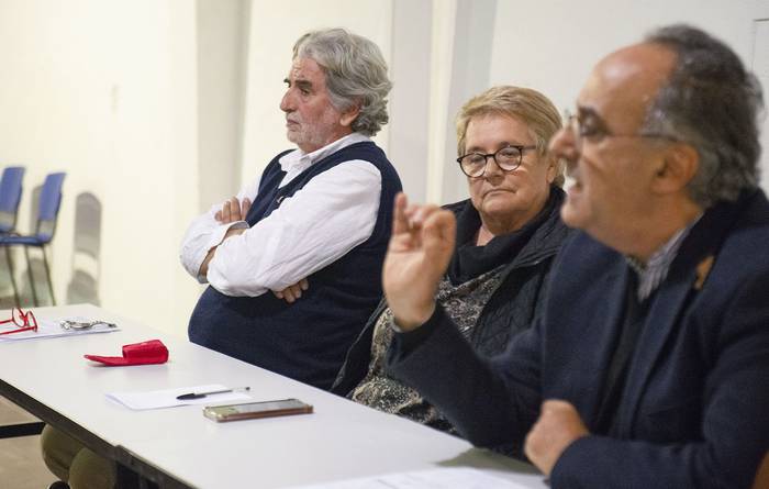 Carlos Casalás, Teresita Capurro y Hugo Barretto, este martes, en el local de ASU. · Foto: Alessandro Maradei