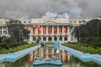 Singha Durbar, el principal edificio administrativo del gobierno, en Katmandú, el 9 de setiembre,  en Nepal. · Foto: Anup Ojha, AFP