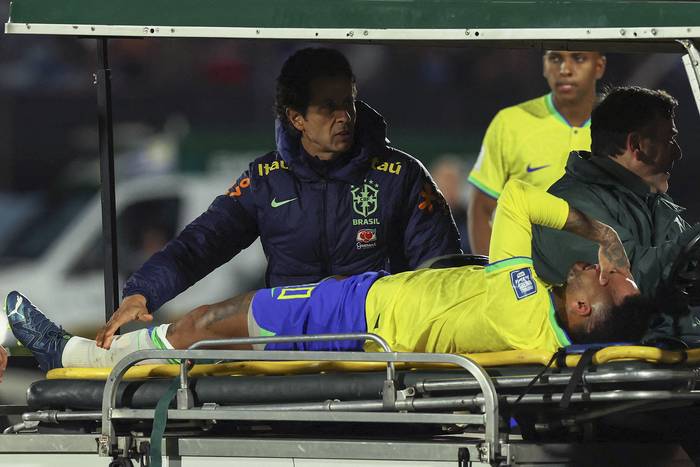 Neymar, tras su lesión durante el partido ante Uruguay, el 17 de octubre en el estadio Centenario. · Foto: Pablo Porciúncula, AFP.