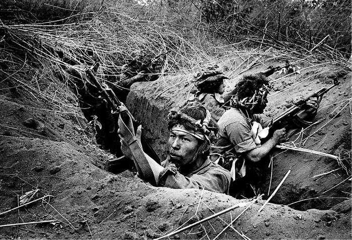 Milicianos sandinistas participan en maniobras de defensa en las cercanías de Estelí, en 1984.