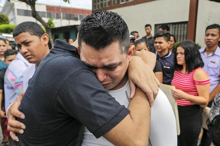Familiares y amigos de Orlando Córdoba, de 14 años, presuntamente asesinado por la Policía durante una protesta, el Día de la Madre, contra el presidente nicaragüense Daniel Ortega. Managua, 1 de junio. · Foto: Inti Ocon, AFP Familiares y amigos de Orlando Córdoba, de 14 años, presuntamente asesinado por la Policía durante una protesta, el Día de la Madre, contra el presidente nicaragüense Daniel Ortega. Managua, 1 de junio. · Foto: Inti Ocon, AFP