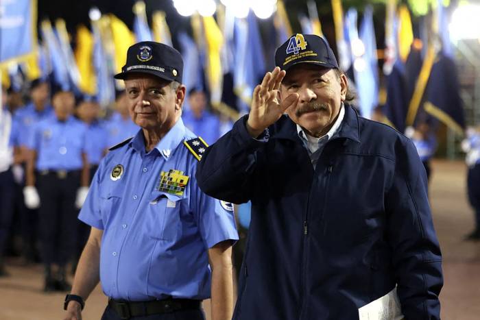 Daniel Ortega (d), presidente de Nicaragua, y Francisco Díaz, jefe de la Policía Nacional, a su llegada a un desfile militar, en la Plaza de la Revolución, en Managua (12.09.2023). · Foto: Foto: Jairo Cajina, Presidencia de Nicaragua, AFP