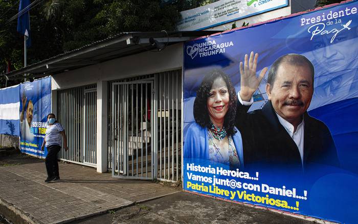 Propaganda electoral de la candidatura del presidente de Nicaragua Daniel Ortega y su esposa y compañera de fórmula Rosario Murillo, el 24 de septiembre en Managua. · Foto: Oswaldo Rivas, Afp