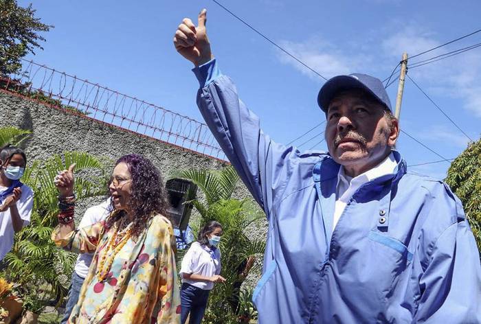 Daniel Ortega y su esposa Rosario Murillo, después de votar durante las elecciones generales en Managua, Nicaragua (07/11/2021). · Foto: César Pérez, Presidencia Nicaragüense, AFP