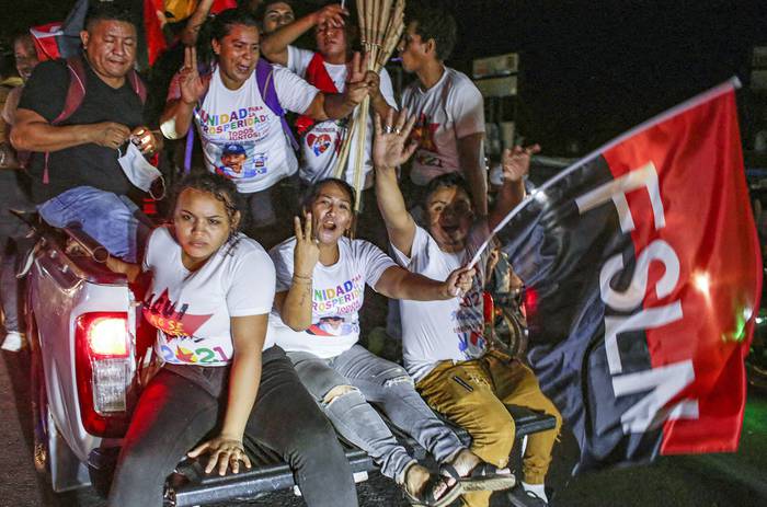 Simpatizantes del Frente Sandinista de Liberación Nacional festejan la reelección de Ortega, en la noche del domingo, en la Plaza Victoria de Managua. · Foto: Oswaldo Rivas, Afp