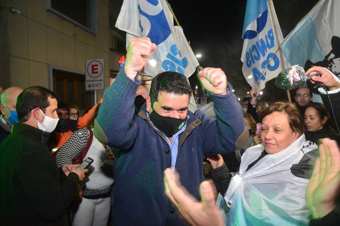 Nicolás Olivera festeja luego de resultar intendente electo de Paysandú. · Foto: Milton Cabrera