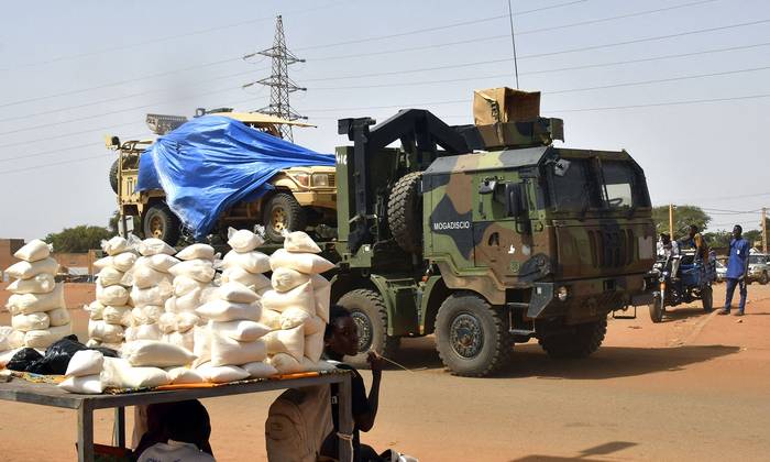Un camión militar de Níger parte como escolta de un convoy militar del ejército francés, en Niamey (10.10.2023). · Foto: AFP