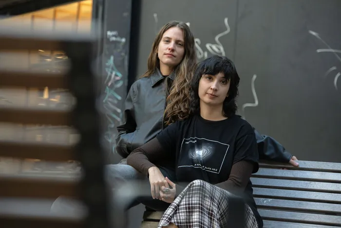 Andrea Pérez y Camila Rodríguez, integrantes de Niña Lobo. · Foto: Inés Guimaraens