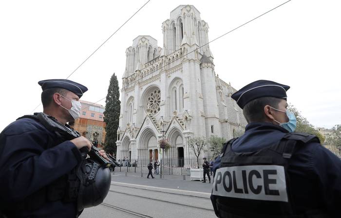 Policías frente a la Basílica de Notre-Dame, el 29 de octubre, en Niza.  · Foto: Eric Gaillard, AFP