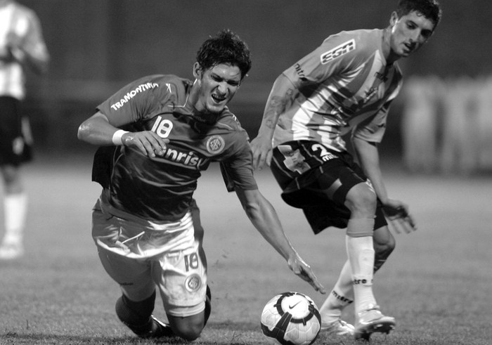 Edu, de Internacional y Pablo Caballero, durante el partido por Copa Libertadores en el estadio Paiva Olivera, en Rivera · Foto: EFE, Iván Franco