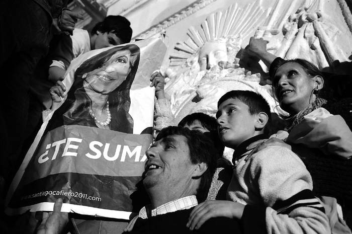 Simpatizantes de Cristina Fernández, en Plaza de Mayo,
tras conocerse los resultados de las elecciones. · Foto: Nicolás Celaya