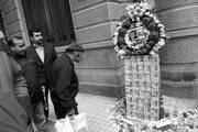Homenaje floral
a desaparecidos y ejecutados políticos miembros del
Grupo de Amigos Personales del presidente Salvador Allende (GAP), en la esquina de Bandera y Morande.