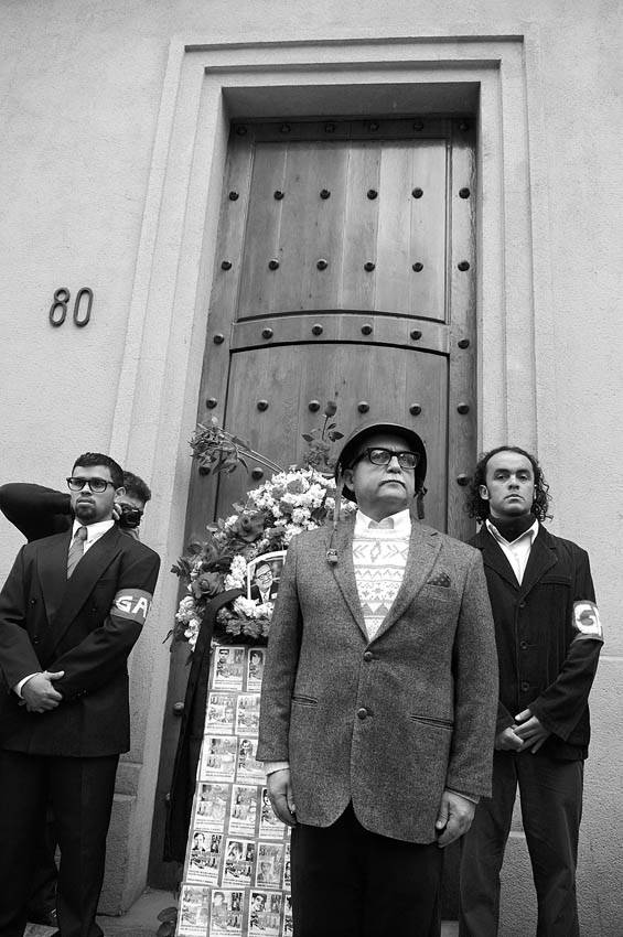 Carlos Paredes, profesor de la Universidad de Chile y actor, representa a Salvador Allende frente a la puerta de Morande 80, en el Palacio de la Moneda, caracterizado como estaba el presidente el 11 de setiembre de 1973, antes de morir. · Foto: Nicolás Celaya