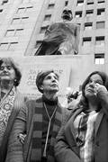 Denise Pascal Allende, Isabel Allende y Maia Fernández Allende durante el homenaje a Salvador Allende, junto al monumento alusivo frente al Palacio de la Moneda.