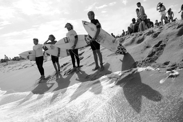 Surfistas de la categoría Open a punto de ingresar al agua para competir en una de las baterías · Foto: Nicolás Celaya