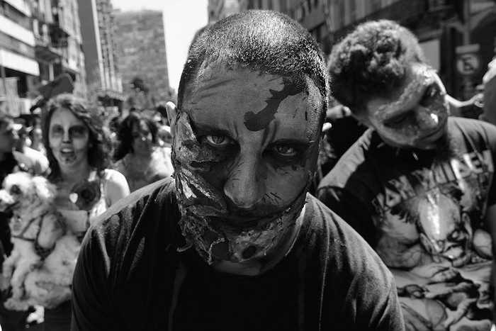 “Zombie walk” convocada en las redes sociales desde la plaza Independencia a la Intendencia · Foto: Nicolás Celaya