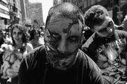 “Zombie walk” convocada en las redes sociales desde la plaza Independencia a la Intendencia