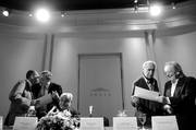 Rodolfo Gambini, Ricardo Ehrlich, Guillermo Dighiero, Hugo Achugar y Washigton Benavides durante la ceremonia ayer en la Sala de Conferencias del Teatro Solis.
