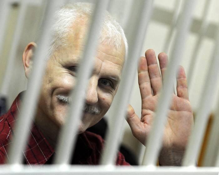 Ales Bialiatski, el 2 de noviembre de 2011, en una prisión de Minsk, Bielorrusia. · Foto: Viktor Drachev, AFP