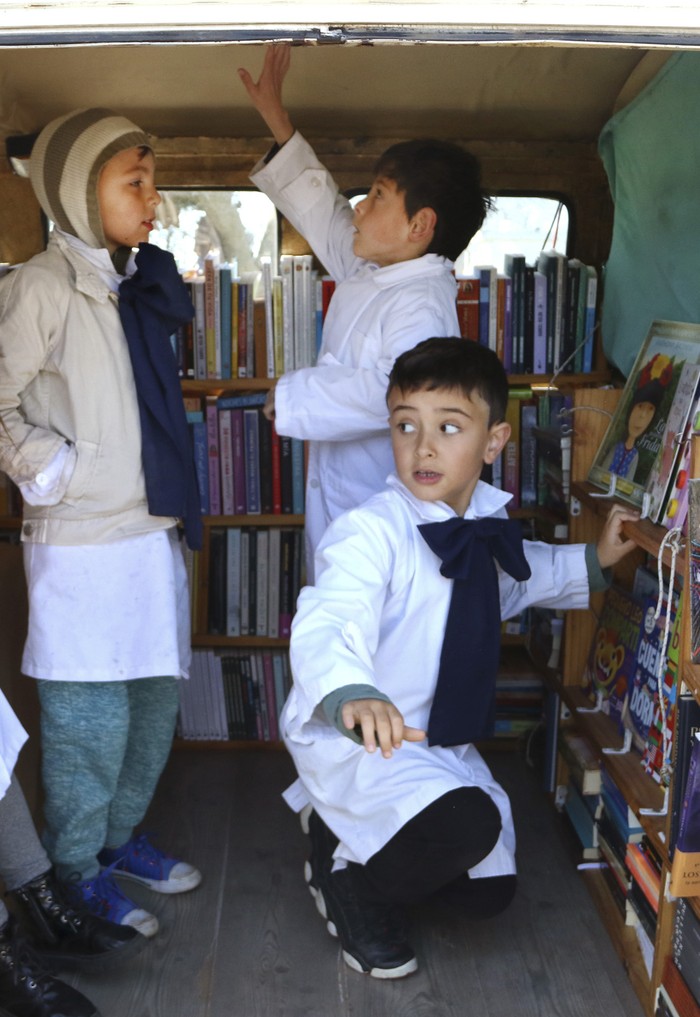 Niños de la escuela rural 25 en la ruta 1. · Foto: Marcelo Casacuberta