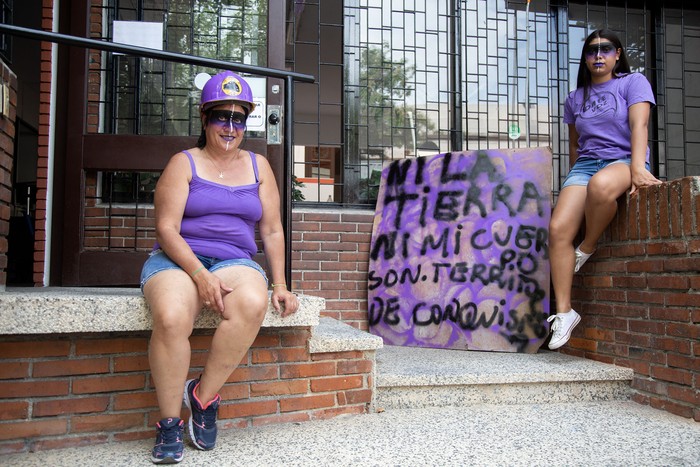 Jornada de pintada de cascos violetas en Fucvam, previo a la Marcha por el Día Internacional de la Mujer (archivo, marzo de 2020). · Foto: Ernesto Ryan