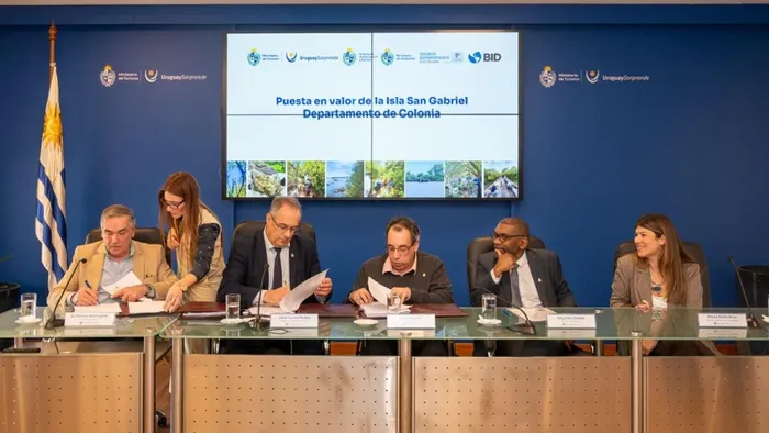 Firma de convenio de cooperación para la puesta en valor turístico de la Isla San Gabriel, el 6 de octubre · Foto: Intendencia de Colonia