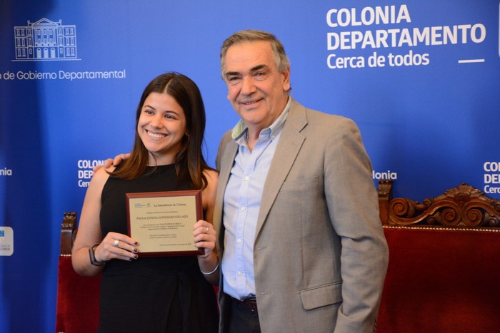 Paola Gutiérrez junto a intendente de Colonia Guillermo Rodríguez, tras recibir reconocimiento, el martes 16 de diciembre de 2025 · Foto: Intendencia de Colonia