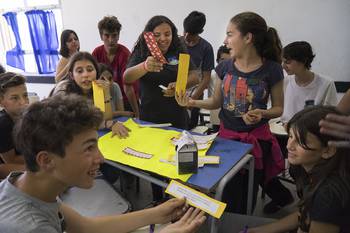 Taller “Naranjas enteras, felices y sin perdices”, en el marco de los 50 días de reflexión sobre los noviazgos libres de violencia, el 22 de noviembre en el liceo de La Floresta. Foto: Mariana Greif Taller “Naranjas enteras, felices y sin perdices”, en el marco de los 50 días de reflexión sobre los noviazgos libres de violencia, el 22 de noviembre en el liceo de La Floresta. Foto: Mariana Greif