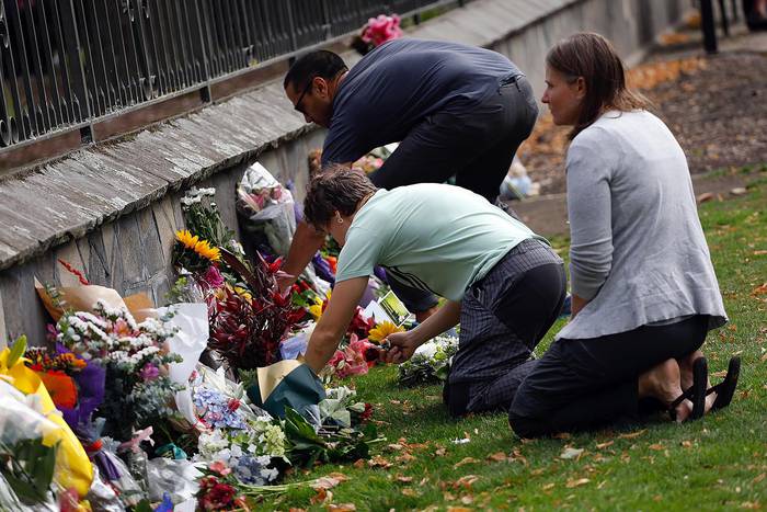 Flores para las víctimas de los ataques a las mezquitas en Christchurch, Nueva Zelanda.
 · Foto: Tessa Burrows, AFP