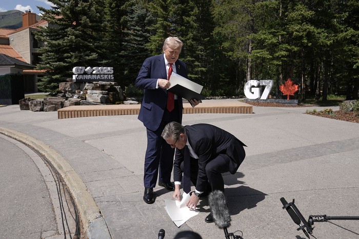 Donald Trump y Keir Starmer, durante una conferencia de prensa en la Cumbre del G7, en Alberta, Canadá. · Foto: Stefan Rousseau, Pool, AFP