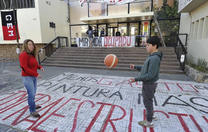 Docentes y estudiantes ocupan el liceo Miranda (05.10.2022). · Foto: Federico Gutiérrez